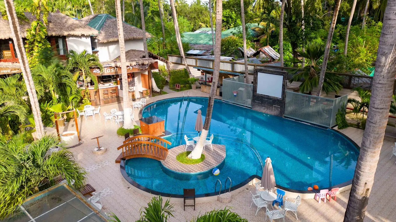 Coral Reef Resort & Spa pool _.webp